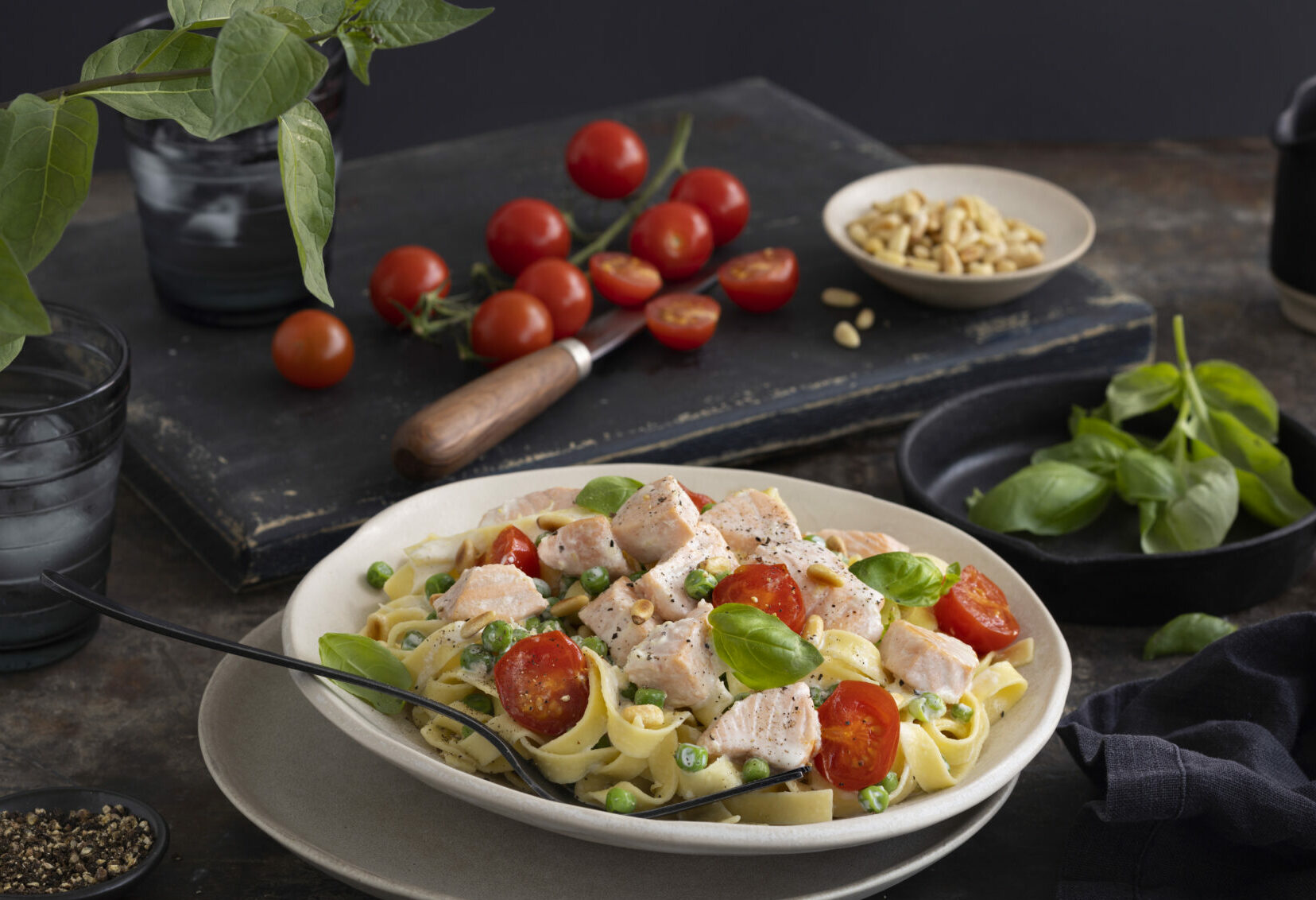 奶油三文鱼配罗勒和番茄