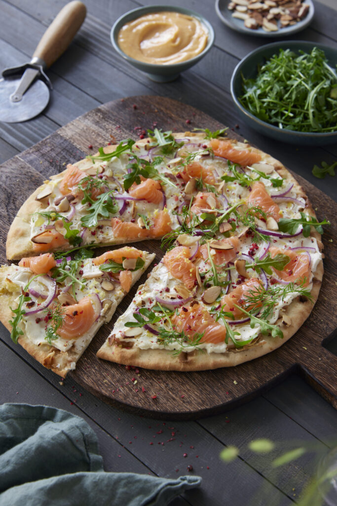 白披萨配三文鱼、雪鲜和玫瑰椒